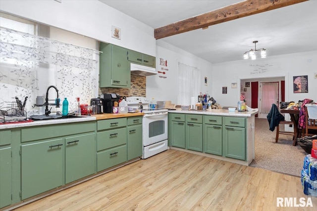 kitchen featuring sink, white electric range oven, a notable chandelier, green cabinetry, and light wood-type flooring