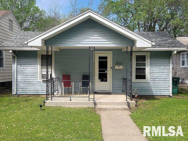 view of front of home featuring a front lawn and a porch