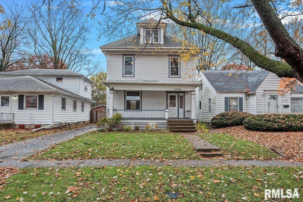 view of front of property featuring a front lawn