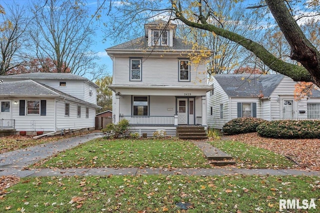 view of front of property featuring a front lawn