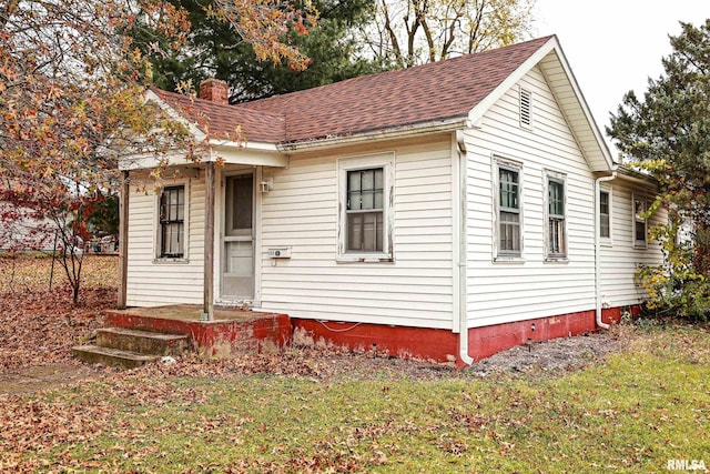 view of front facade with a front lawn