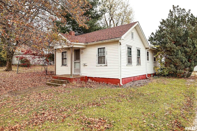 view of front of house featuring a front lawn