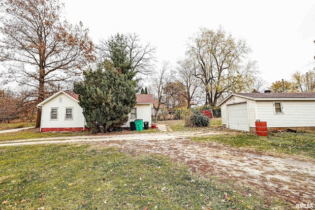 view of yard with an outdoor structure and a garage