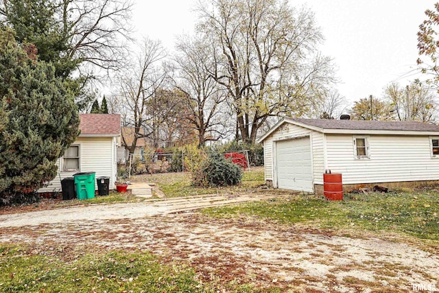 view of yard featuring an outdoor structure and a garage