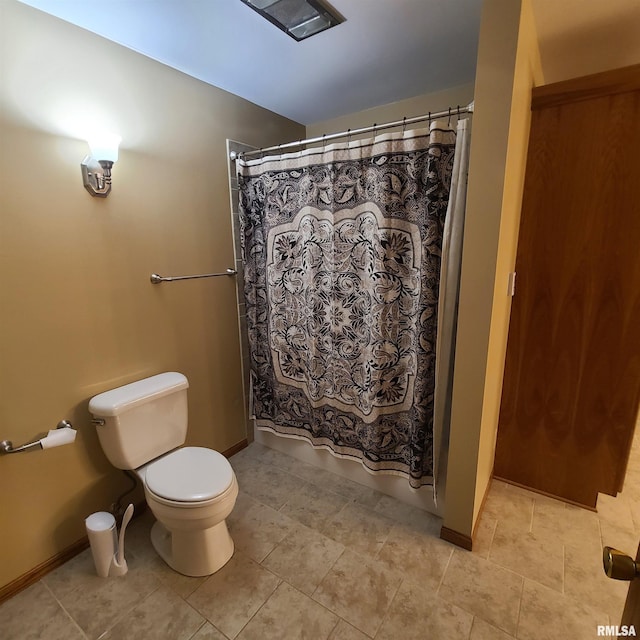 bathroom featuring a shower with shower curtain and toilet