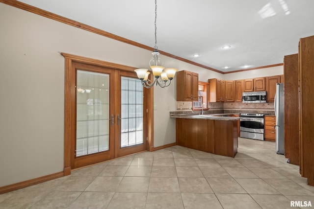 kitchen with decorative light fixtures, tasteful backsplash, kitchen peninsula, appliances with stainless steel finishes, and ornamental molding