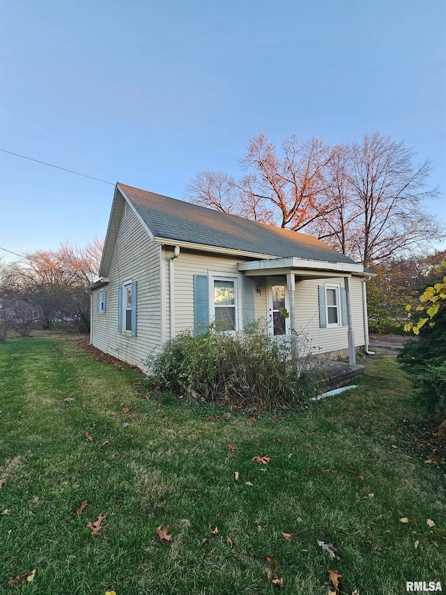 bungalow featuring a front lawn