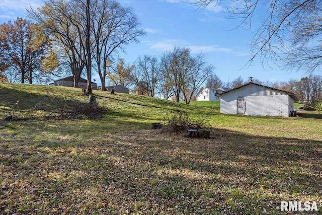 view of yard featuring an outdoor structure