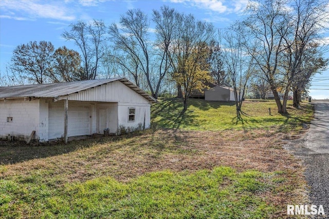 view of yard featuring an outbuilding