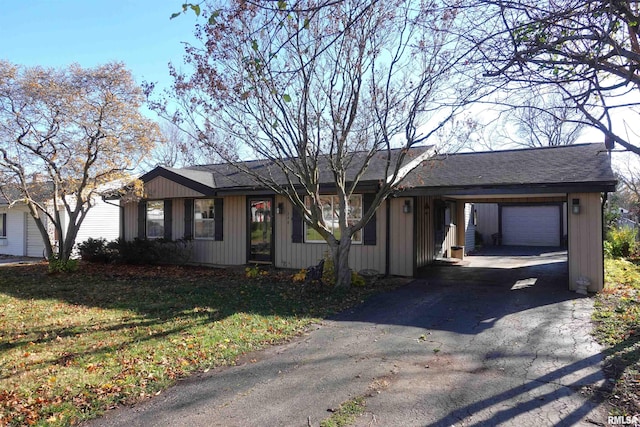 ranch-style house featuring a front lawn and a garage