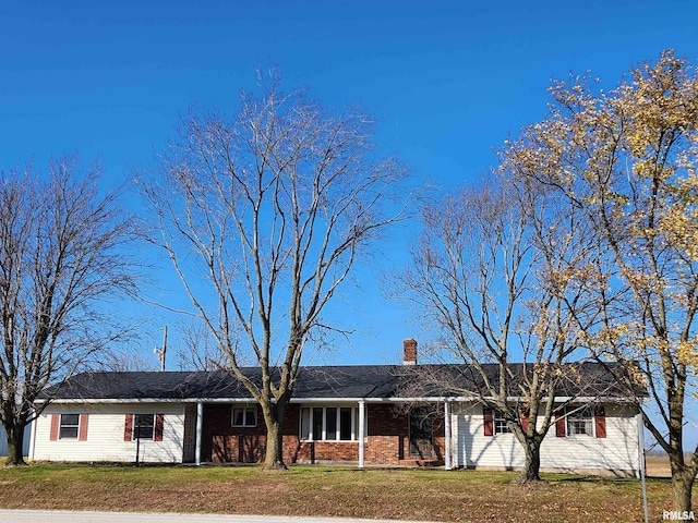 single story home featuring a front yard