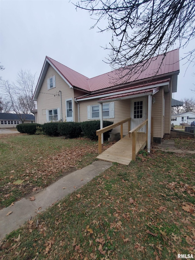 view of front of property featuring a front yard