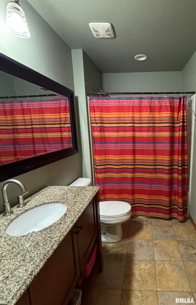 bathroom with a shower with shower curtain, vanity, and toilet