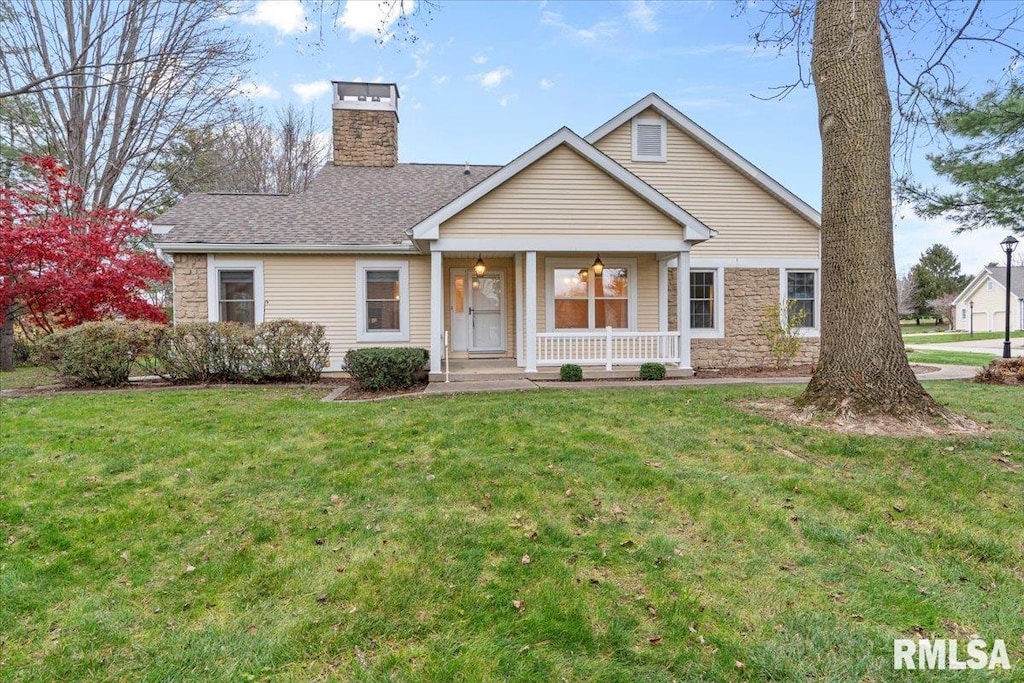 view of front of property featuring a front yard and covered porch