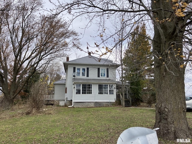 view of front of property featuring a front lawn