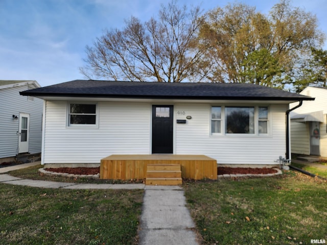 view of front of property featuring a front lawn