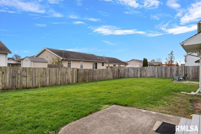 view of yard featuring a patio area