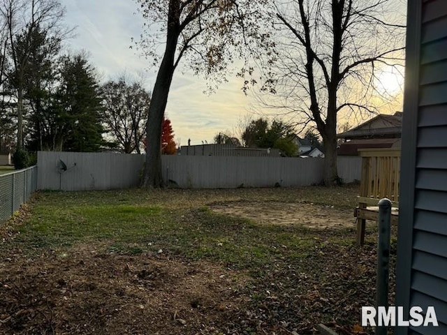 view of yard at dusk