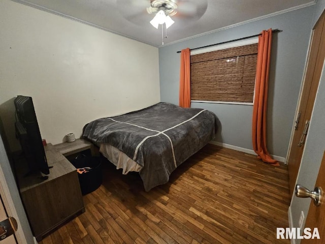 bedroom featuring ceiling fan, dark hardwood / wood-style floors, and crown molding