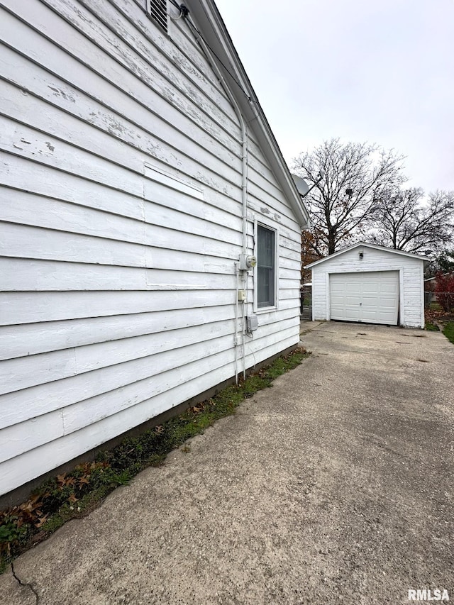 view of side of property featuring a garage and an outdoor structure