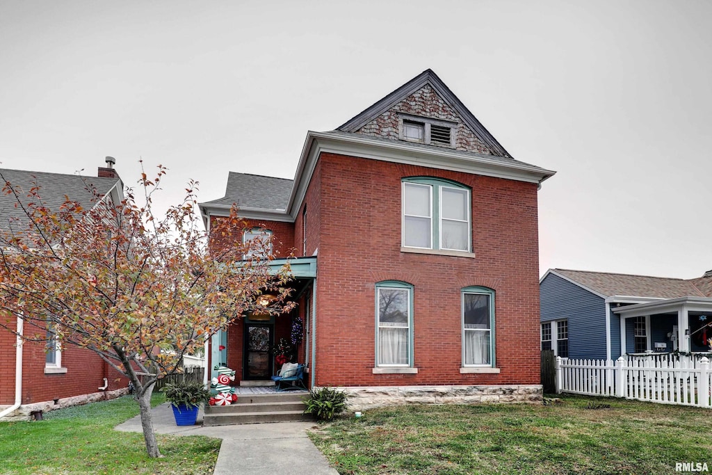 view of front of house with a front yard