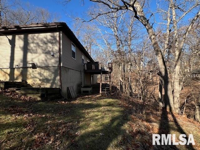 view of side of property featuring a lawn