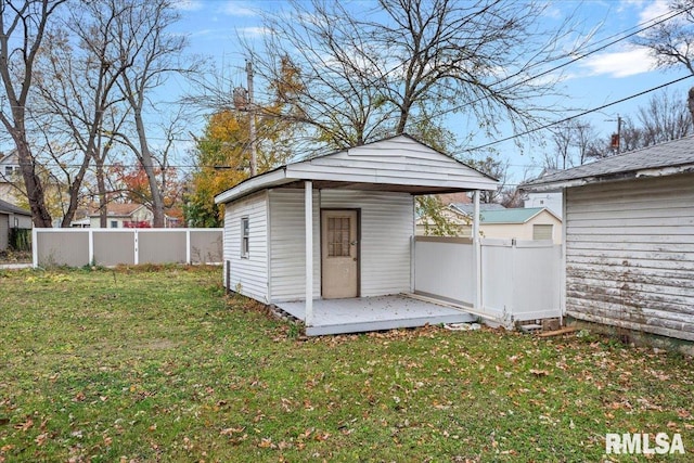 view of outdoor structure with a yard