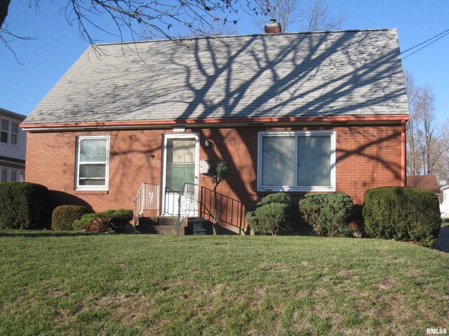 view of front of house featuring a front lawn