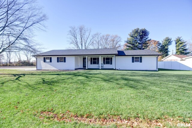 ranch-style house featuring a front yard