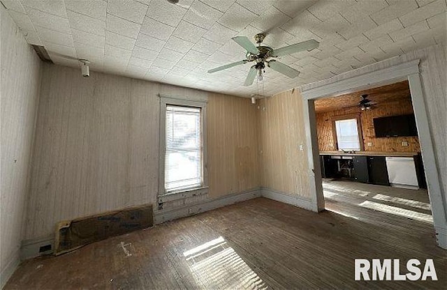 unfurnished room with dark hardwood / wood-style floors and ceiling fan