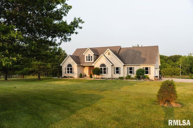 view of front facade featuring a front yard