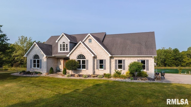 view of front of property featuring a front lawn