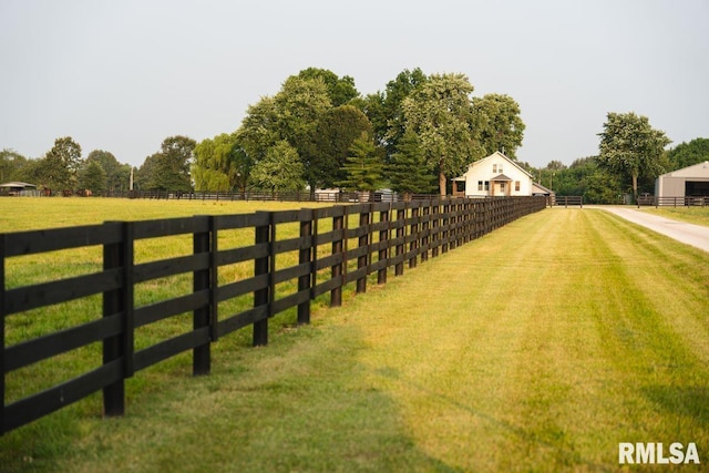 view of yard featuring a rural view