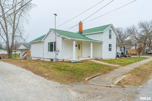 view of front of house featuring a front lawn