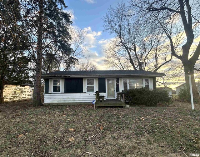 single story home with a lawn