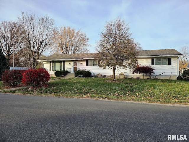 ranch-style house featuring a front yard