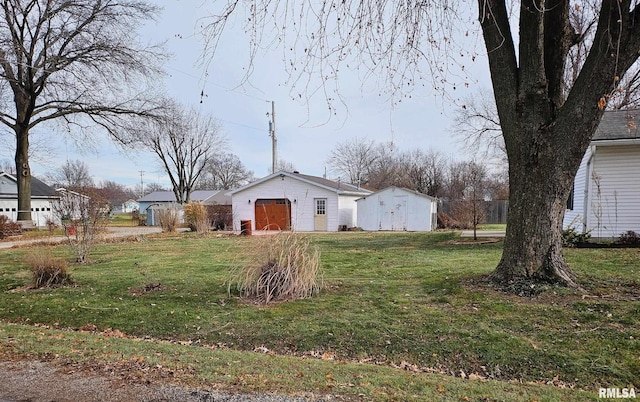 view of yard featuring an outdoor structure