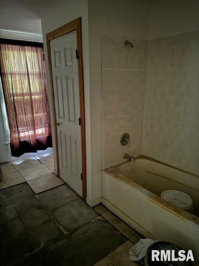 bathroom with tiled shower / bath combo