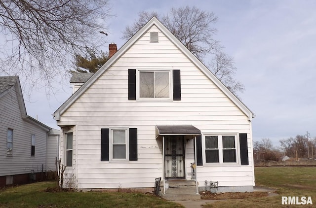 bungalow-style house featuring a front lawn