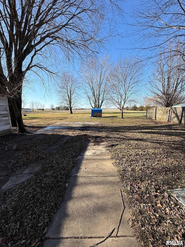 view of yard featuring a rural view