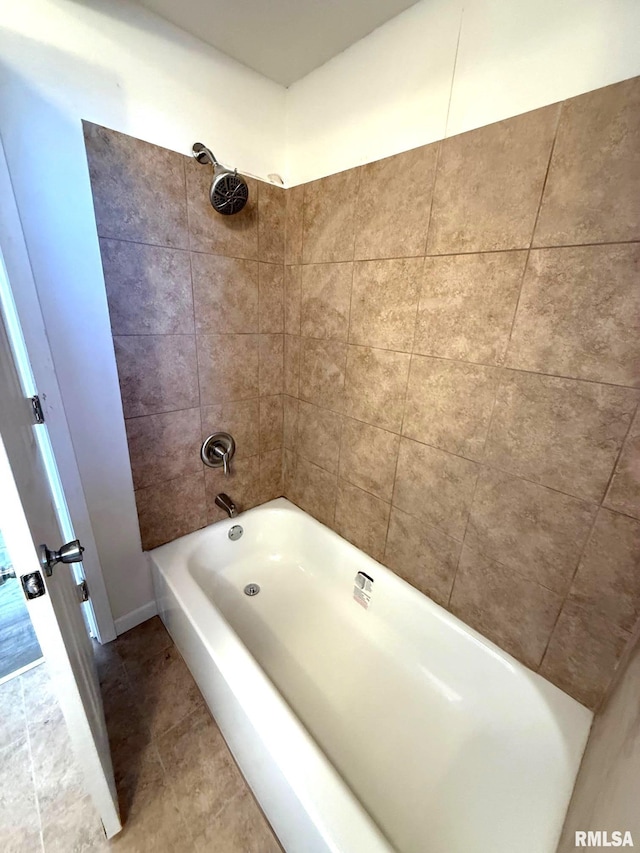 bathroom with tiled shower / bath