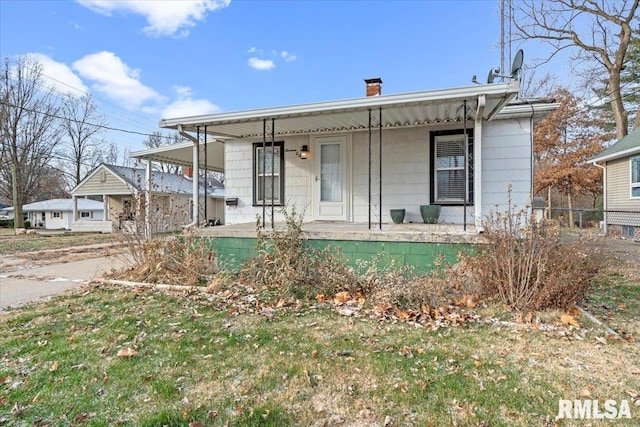 view of front of property featuring covered porch and a front lawn