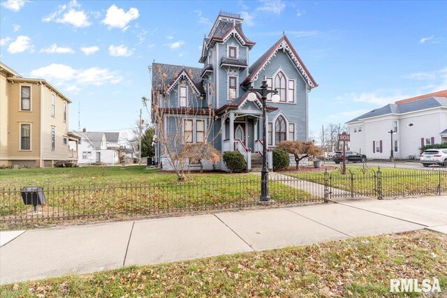 view of front of property featuring a front lawn