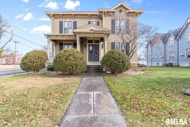 italianate-style house featuring a front lawn