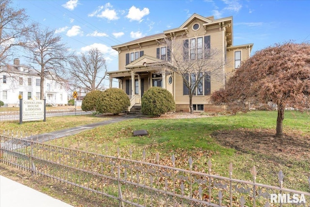 italianate house featuring a front lawn