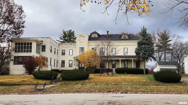 view of front of house featuring a front lawn