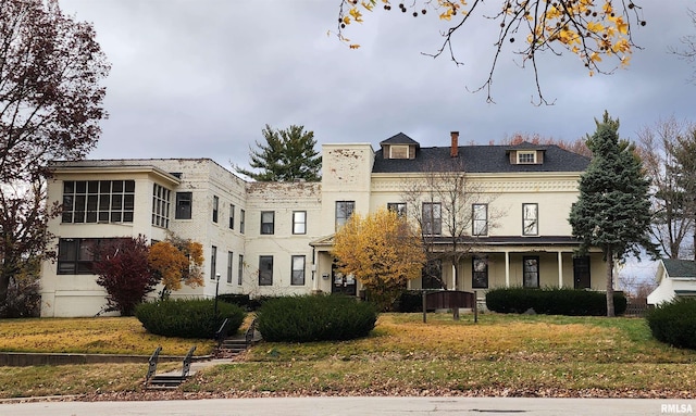 view of front facade featuring a front yard