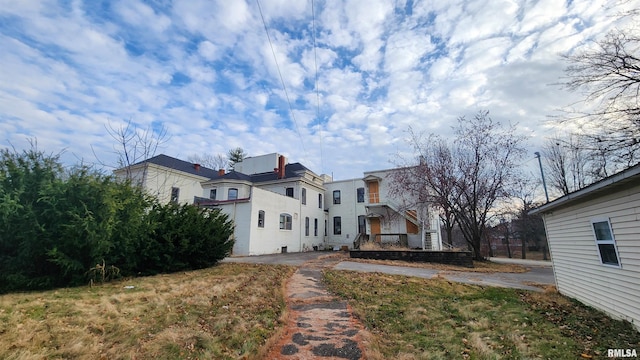 view of front of house featuring a front lawn