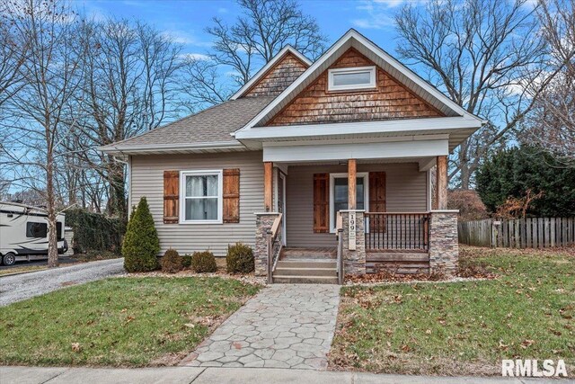 view of front facade featuring a porch and a front yard