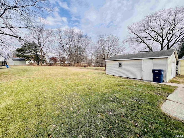 view of yard with an outdoor structure